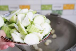 锅里加油下蒜爆香，将丝瓜下锅炒制出味。