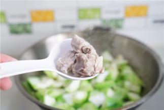 再将煲煮好的排骨汤连同排骨下至丝瓜锅里。