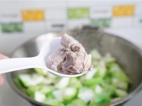 再将煲煮好的排骨汤连同排骨下至丝瓜锅里。