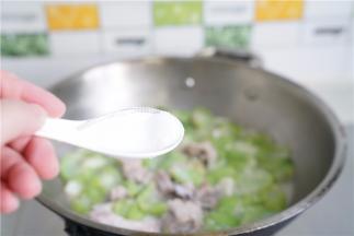 煮至相互融味后加入细盐调味即可。