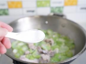 煮至相互融味后加入细盐调味即可。