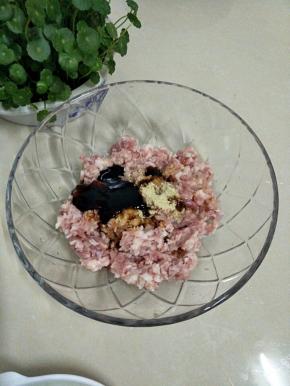 猪肉、姜未放入碗中，加料酒，蚝油，生抽，胡椒粉，白糖，香油拌匀。