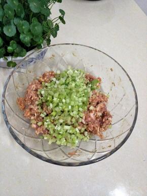 再加入芹菜未拌匀，备用。
