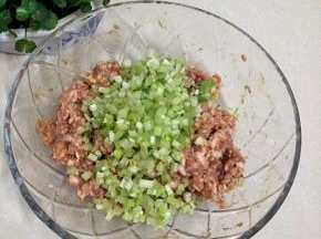 再加入芹菜未拌匀，备用。