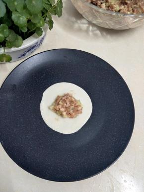 饺子皮上放上馅料