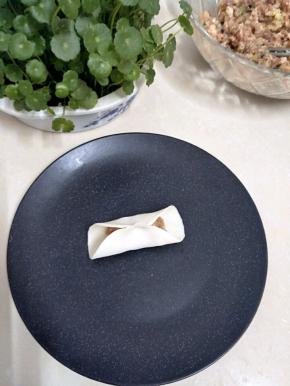 中间一点对叠捏紧