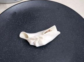 左右两边各折出3个褶子，