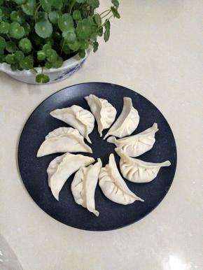 依次全部做好，放已开的水中蒸8-10分钟