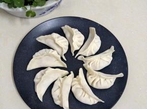 依次全部做好，放已开的水中蒸8-10分钟