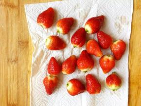 2、用厨房纸吸干表面水分