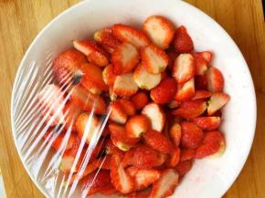 5、盖上保鲜膜放入冰箱冷藏半天