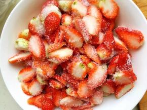 4、洒上白糖拌匀