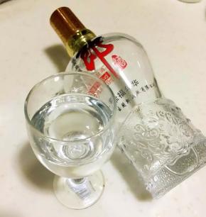 6、准备好白酒，我用的是52度的