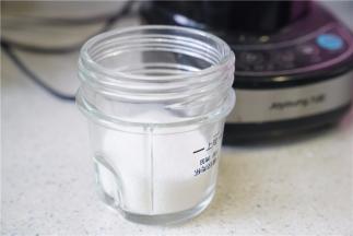 将白糖先打成糖粉备用。