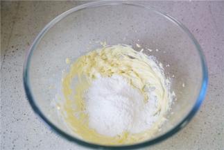 先打顺软化的黄油，再加入糖粉及细盐继续打至膨松。