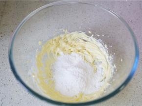 先打顺软化的黄油，再加入糖粉及细盐继续打至膨松。