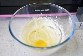 再将室温的鸡蛋加入。