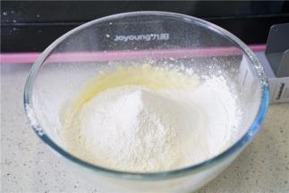 将低粉过筛加入。