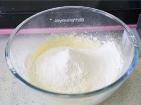 将低粉过筛加入。