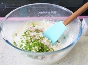 再加入切细碎的鱼肠末及香葱末。