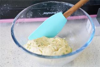 拌至成团后备用。