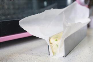 再用蓝带U型模定型，为了为粘也不用洗模，可以直接用烘焙纸垫起来。