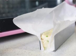 再用蓝带U型模定型，为了为粘也不用洗模，可以直接用烘焙纸垫起来。