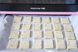 将饼干切厚薄相等的片。