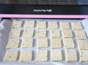 将饼干切厚薄相等的片。