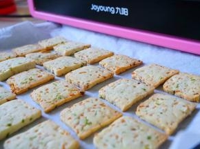 烤好后根据上色情况决定要不要饼干继续在烤箱里无烤制的状态焖几分钟至上色更均匀。