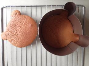 用烤盘做好一盘戚风蛋糕。利用学厨小熊模具压出两片小熊形状的蛋糕