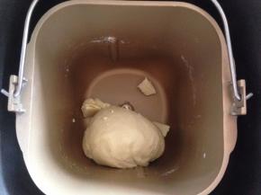 和面结束后加入切成小块的黄油，再启动面包机和面程序15分钟，和至完全阶段