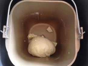 和面结束后加入切成小块的黄油，再启动面包机和面程序15分钟，和至完全阶段
