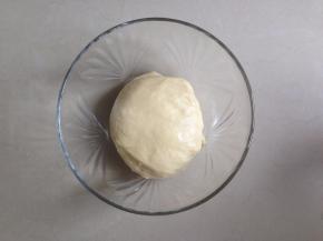 和好的面团放进盆里，盖上保鲜膜，室温下发酵40分钟，面团发酵两倍大即可