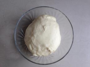 发酵好的面团取出排气，盖上保鲜膜松驰15分钟