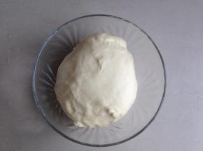 发酵好的面团取出排气，盖上保鲜膜松驰15分钟