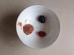 取2份2克面团分别加入红曲粉和竹炭粉，5克面团加入可可粉，做成红色、黑色和棕色面团（先用一点点水稀释一下粉再和入面团会容易）