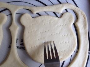 压出后用叉子在面团上叉出小孔