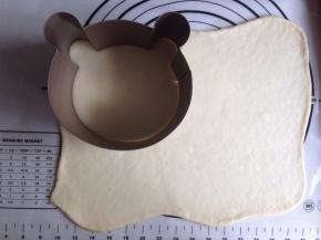 将原色面团擀平，用学厨小熊模具压出三块小熊形状的面团