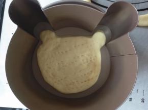 将面团放在模具底部