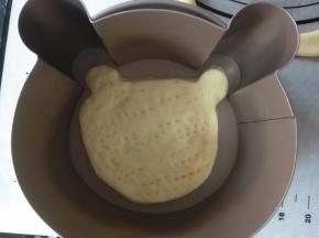 将面团放在模具底部