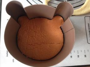 在面团上面放一块可可蛋糕，如此类推，再放一块面团，一块蛋糕