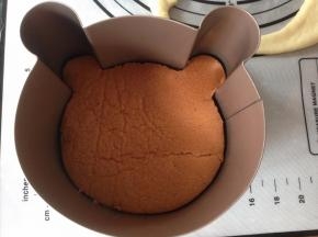 在面团上面放一块可可蛋糕，如此类推，再放一块面团，一块蛋糕