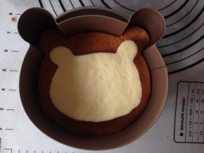 最后放入的小熊形状面团，叉出小孔的朝下