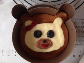 其余面团如图弄出蝴蝶结、嘴巴、鼻子等部分放在原色面团上面