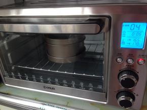 烤箱预热10分钟，上火165度、下火170度，将小熊三件套的上盖也盖好，放入烤箱下层，烘烤28分钟