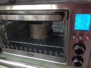 烤箱预热10分钟，上火165度、下火170度，将小熊三件套的上盖也盖好，放入烤箱下层，烘烤28分钟