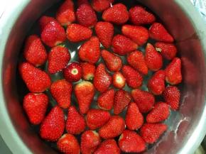 1、草莓去蒂放在加了盐的清水中浸泡10分钟，然后用流水冲洗干净