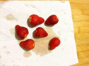 2、用厨房纸吸干表面水分