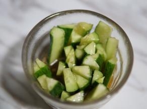 搅拌均匀后放入已经切好的辣椒